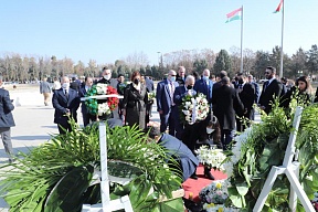 О возложении венка на Мемориале жертвам теракта в Эрбиле О возложении венка на Мемориале жертвам теракта в Эрбиле